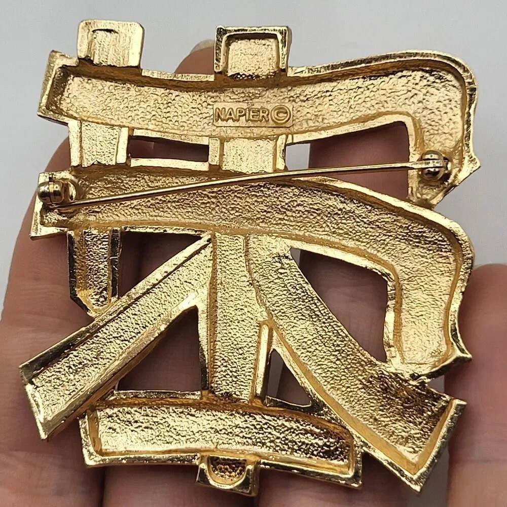 Vintage 1972 Napier Dynasty Collection Brushed Gold Brooch Pin 